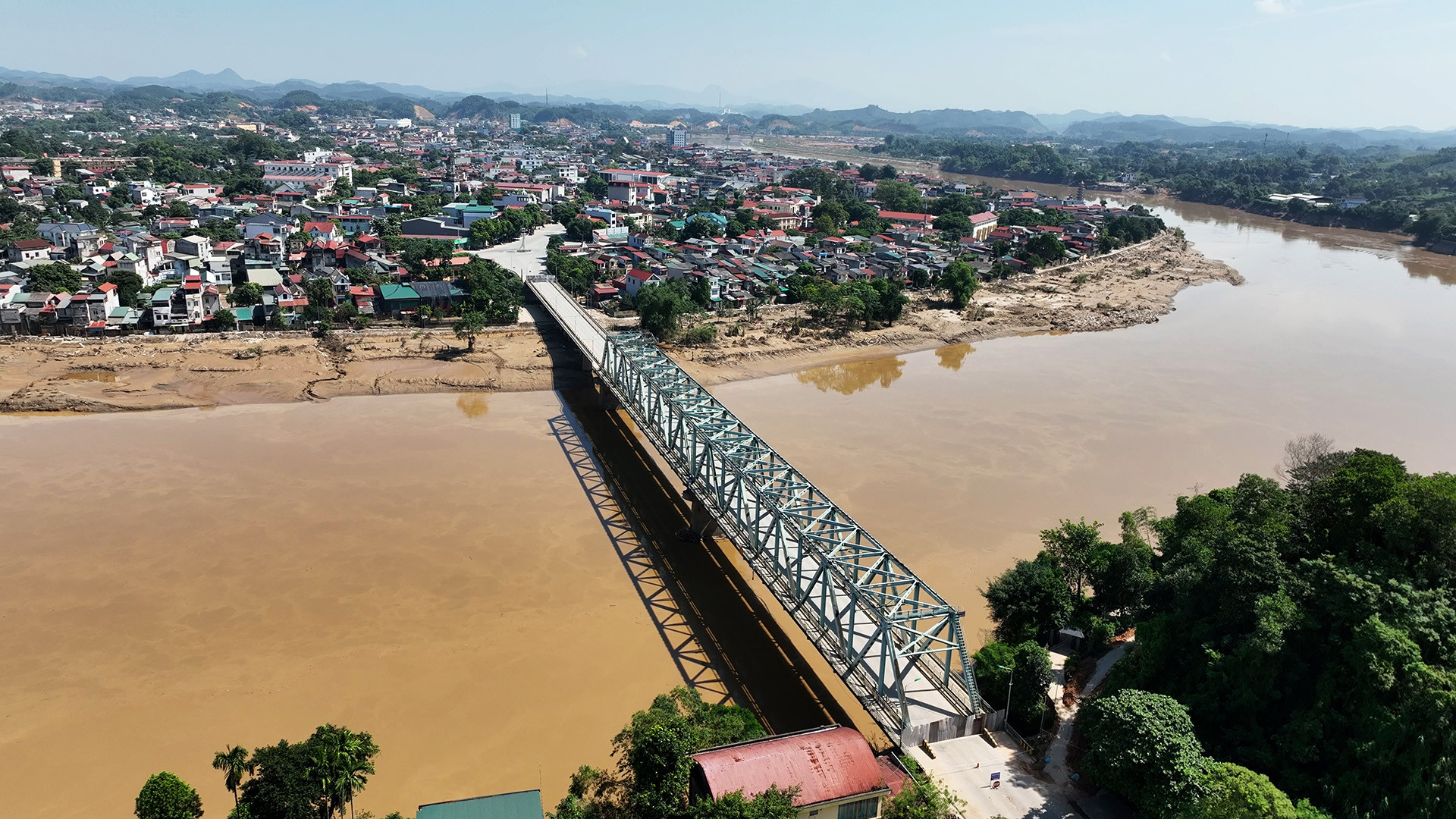 Lý giải nguyên nhân cấm lưu thông qua cầu Yên Bái