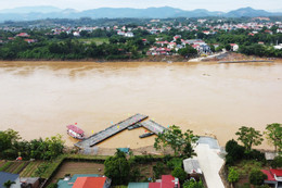 Công binh dùng phà thay thế cầu phao Phong Châu từ chiều nay