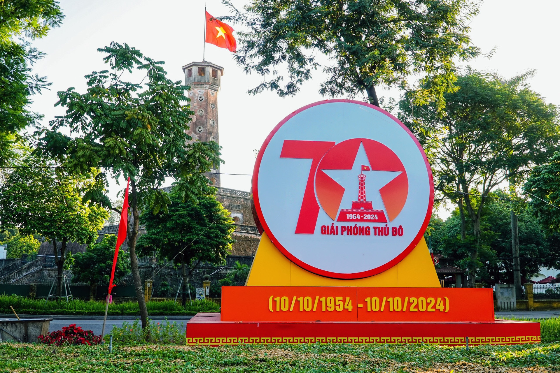 Đường phố Hà Nội rợp cờ hoa mừng kỷ niệm 70 năm giải phóng