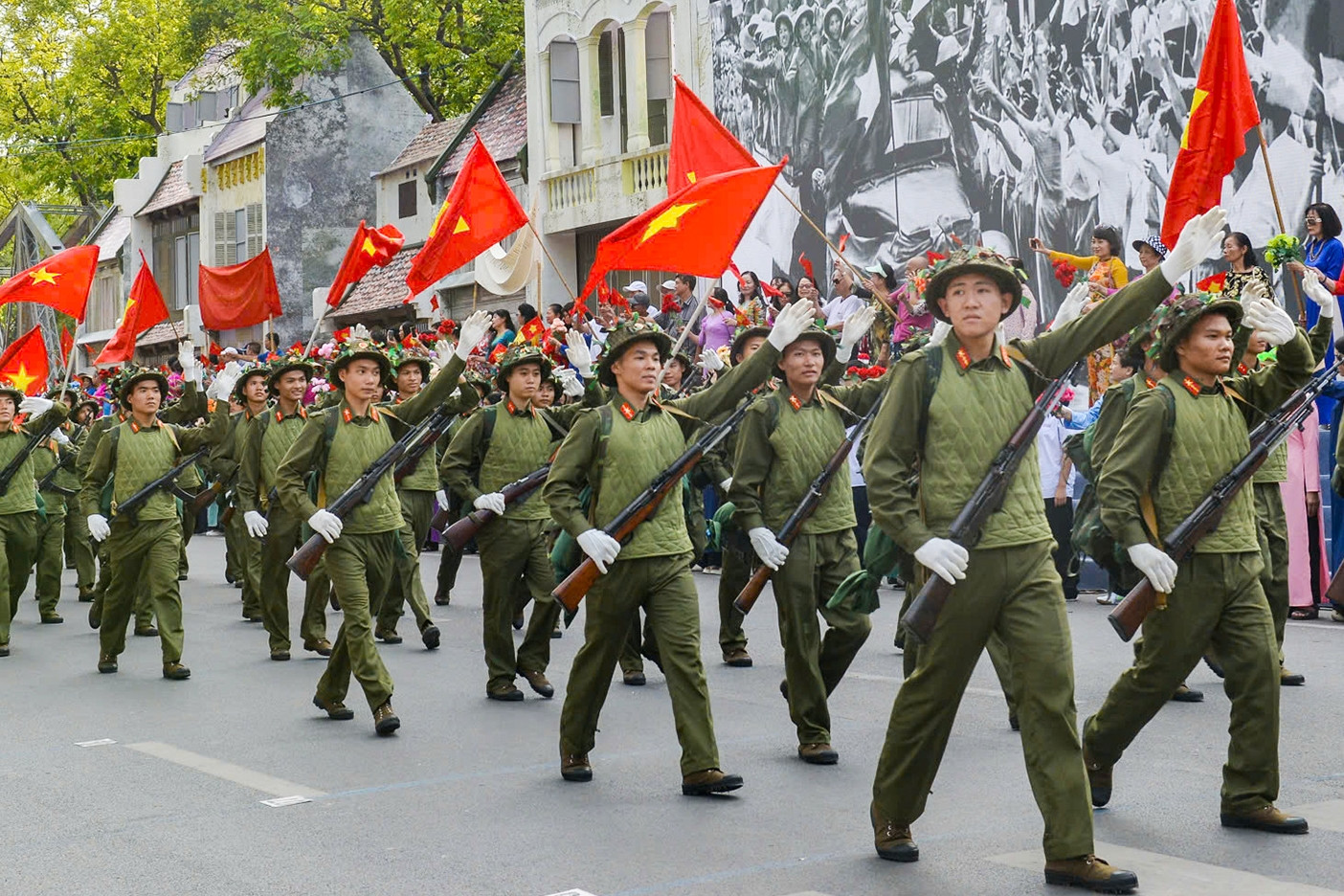 Tái hiện đoàn quân tiếp quản Thủ đô năm 1954 tại hồ Gươm