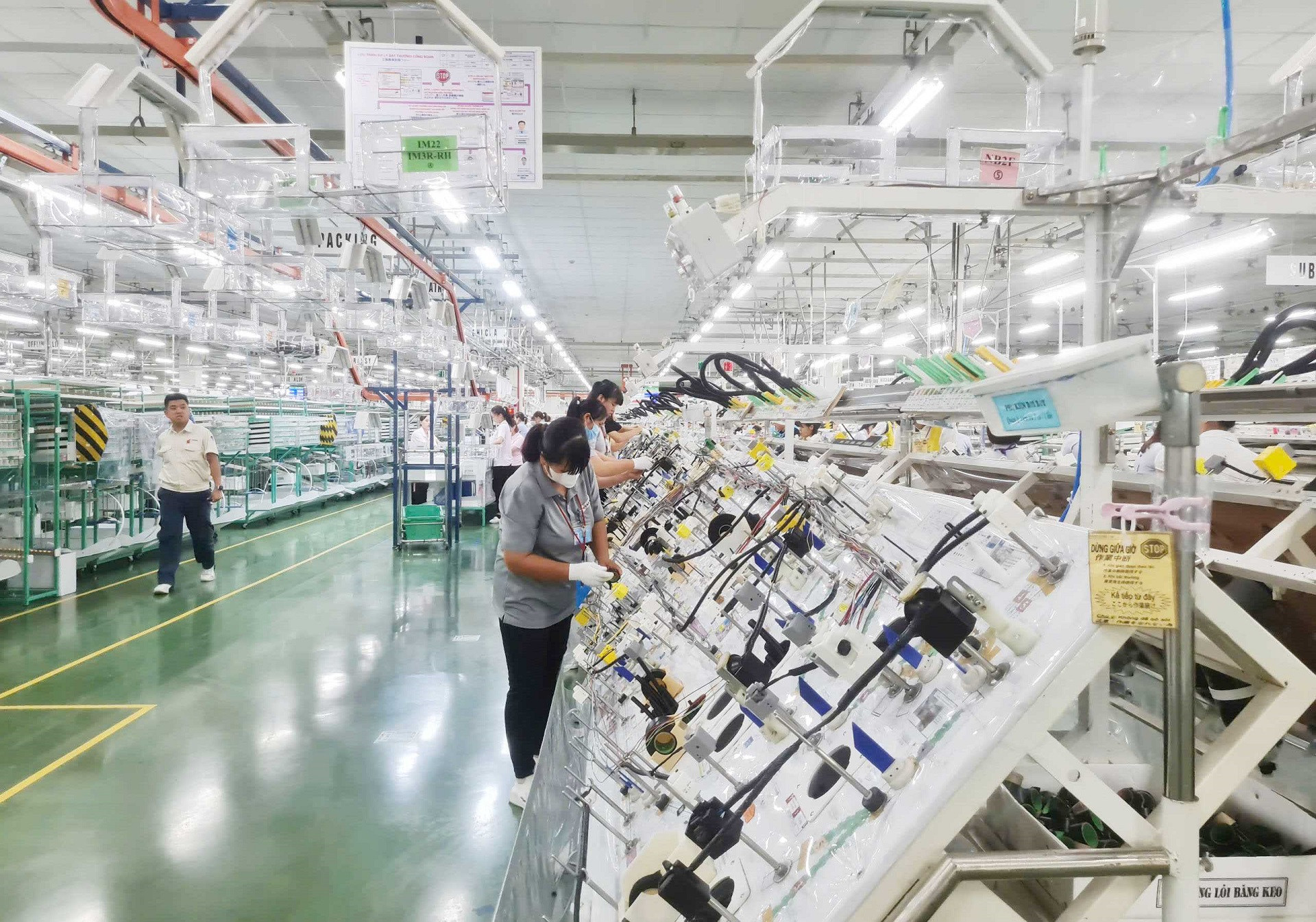 Công nhân KCN Đông Mai TX Quảng Yên trở lại làm việc sau bão.jpg