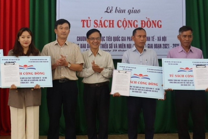 Tặng tủ sách, vun đắp tri thức cho bà con dân tộc thiểu số vươn lên thoát nghèo