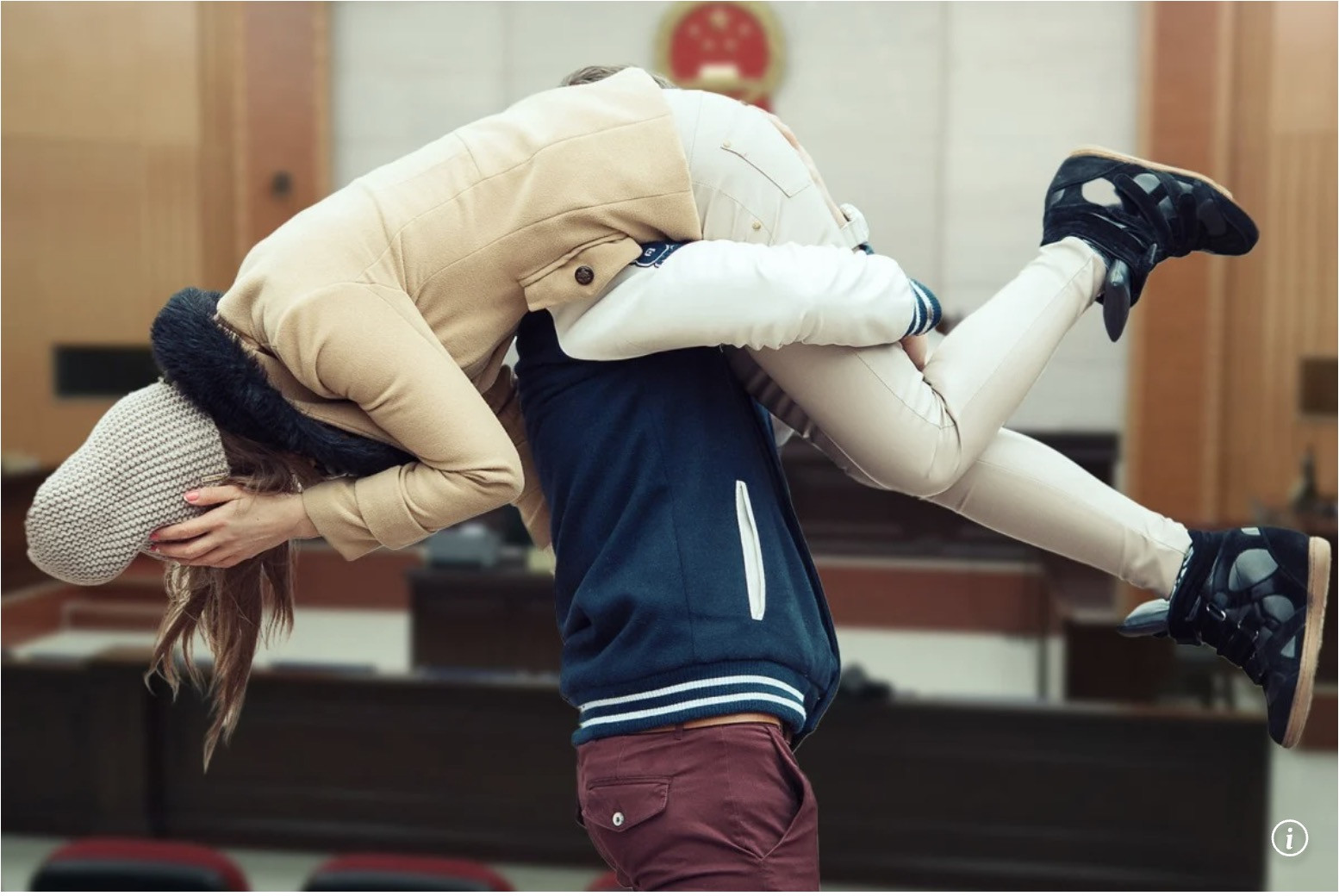 vác vợ khỏi tòa - scmp