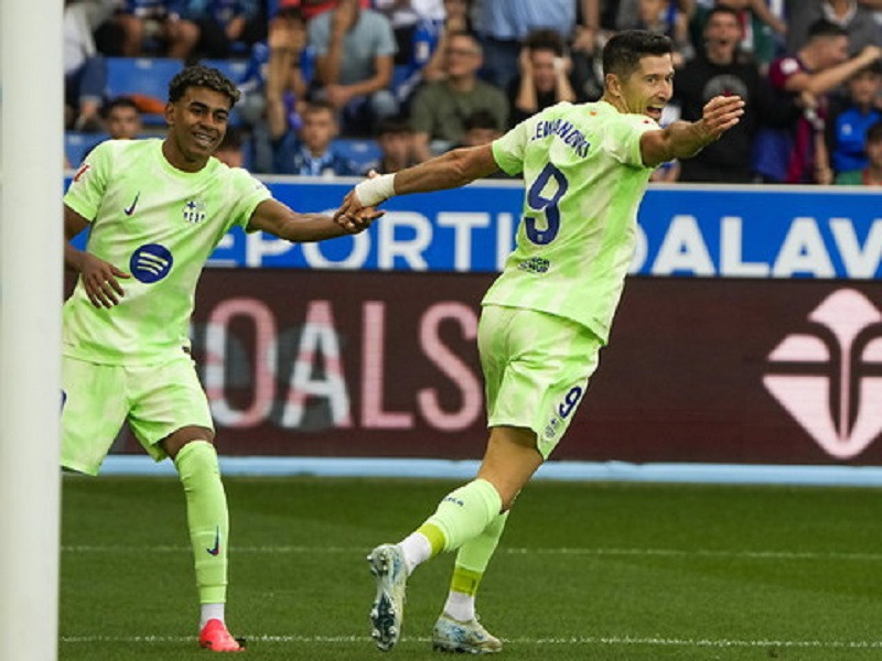 Lewandowski Yamal EPA.jpg