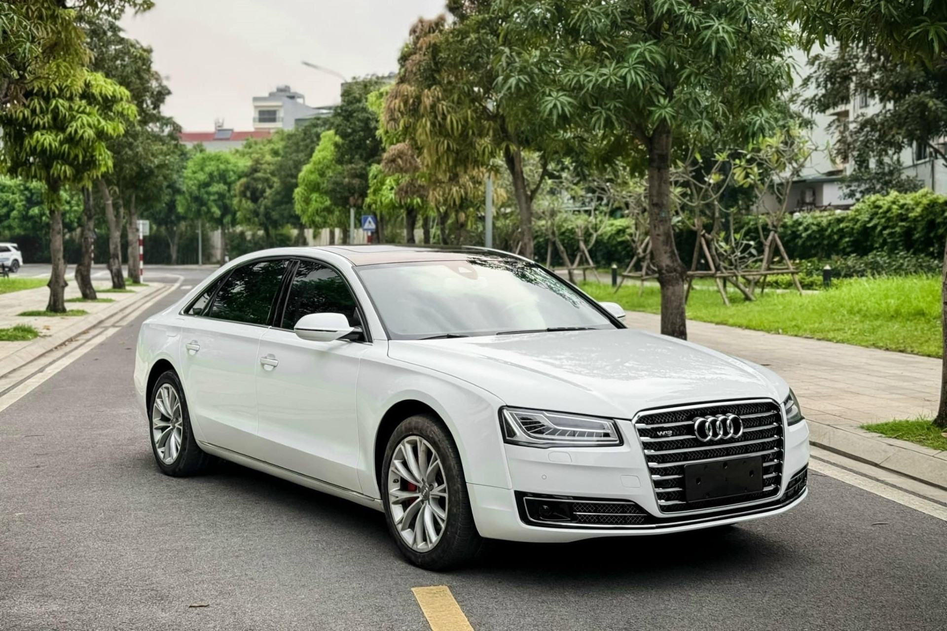 Đi 13 năm, xe sang Audi A8L bán giá rẻ ngang Toyota Corolla Altis mua mới