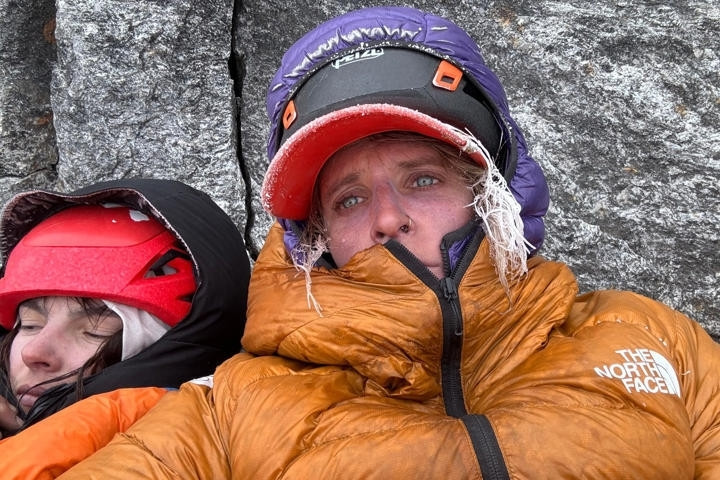 Giải cứu 2 nữ du khách kẹt trên núi tuyết suốt 3 ngày không có thức ăn