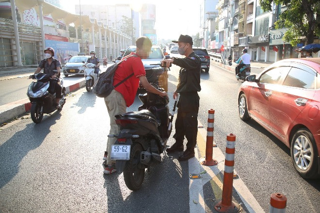 Học sinh đi xe 125 phân khối đến trường, thấy CSGT quay đầu bỏ chạy