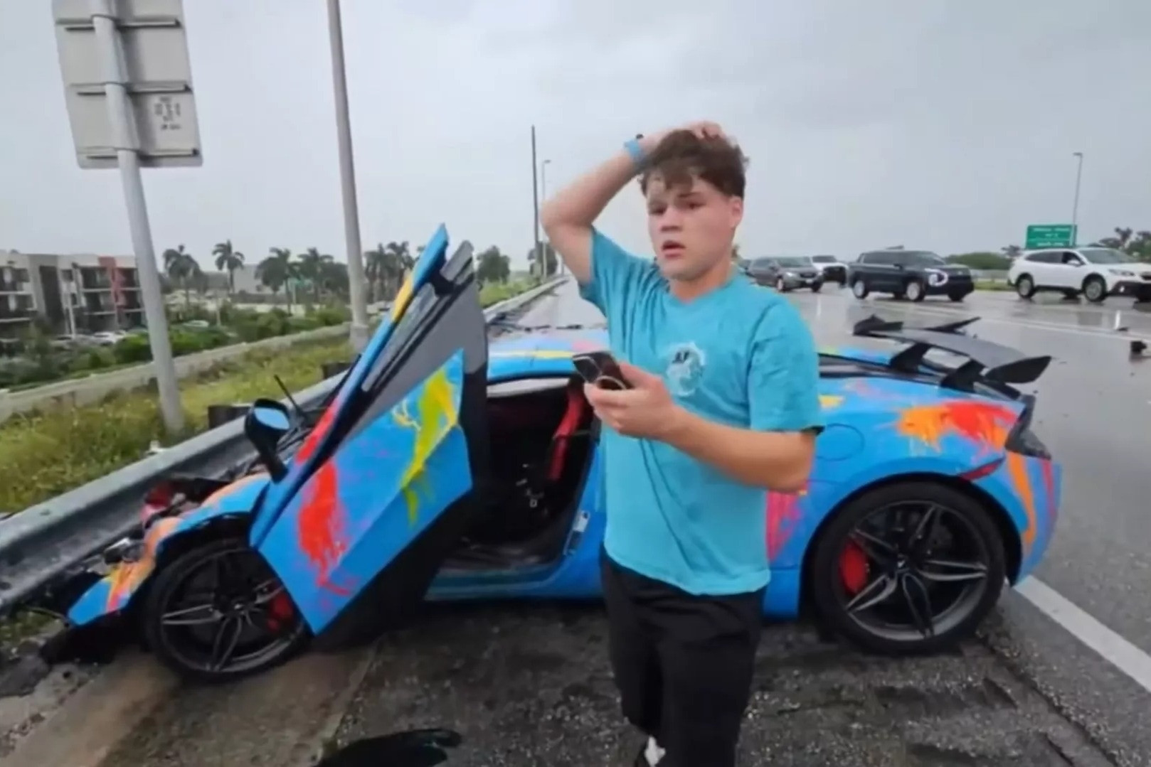 Mải livestream, một YouTuber tự mình phá nát siêu xe McLaren 570S đắt tiền