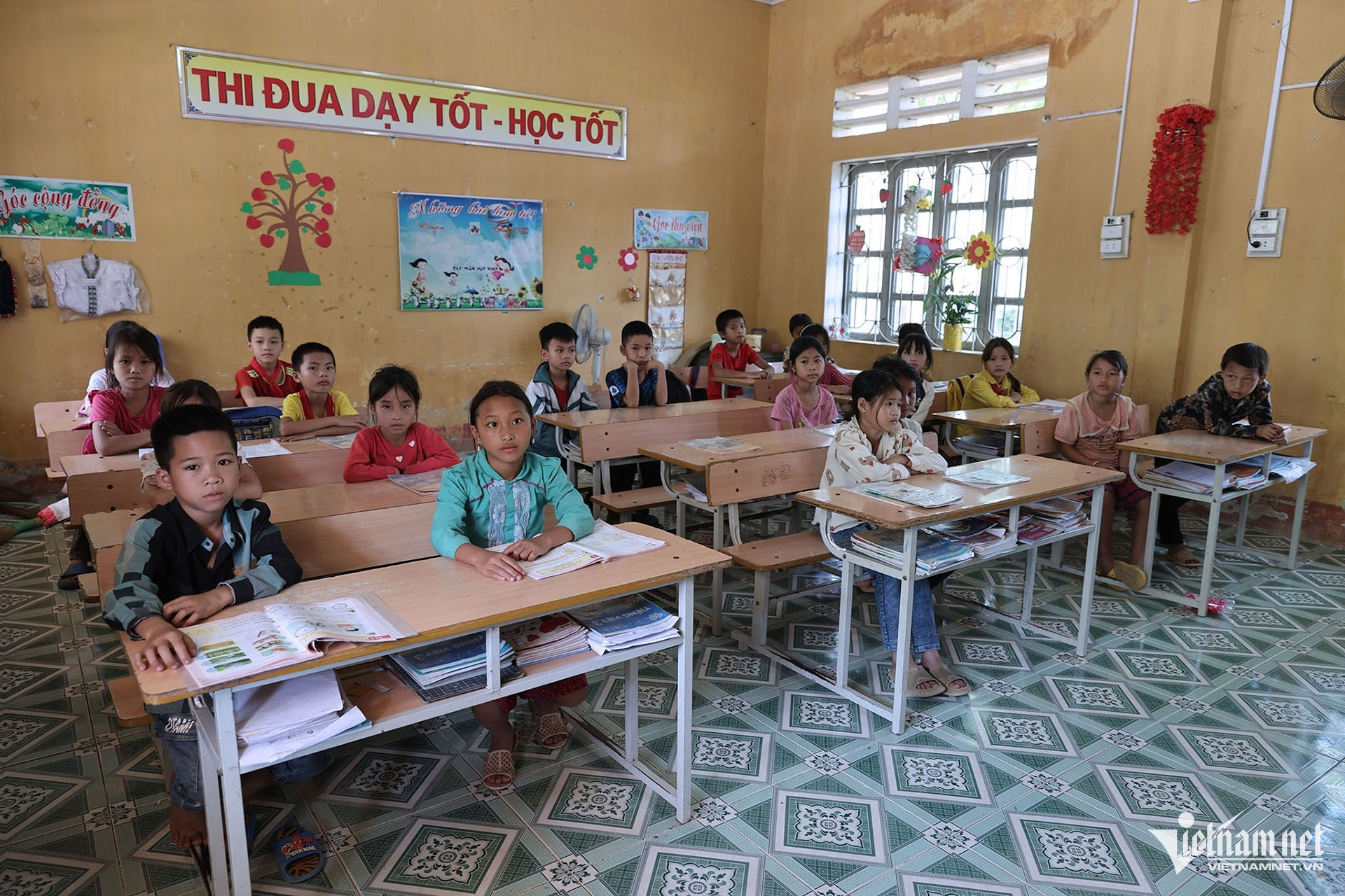 W-hoc sinh giam ngheo.jpg