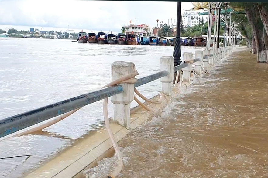 Cần Thơ: Xây tường, đắp bao cát suốt 1km ngăn nước sông tràn vào bến Ninh Kiều