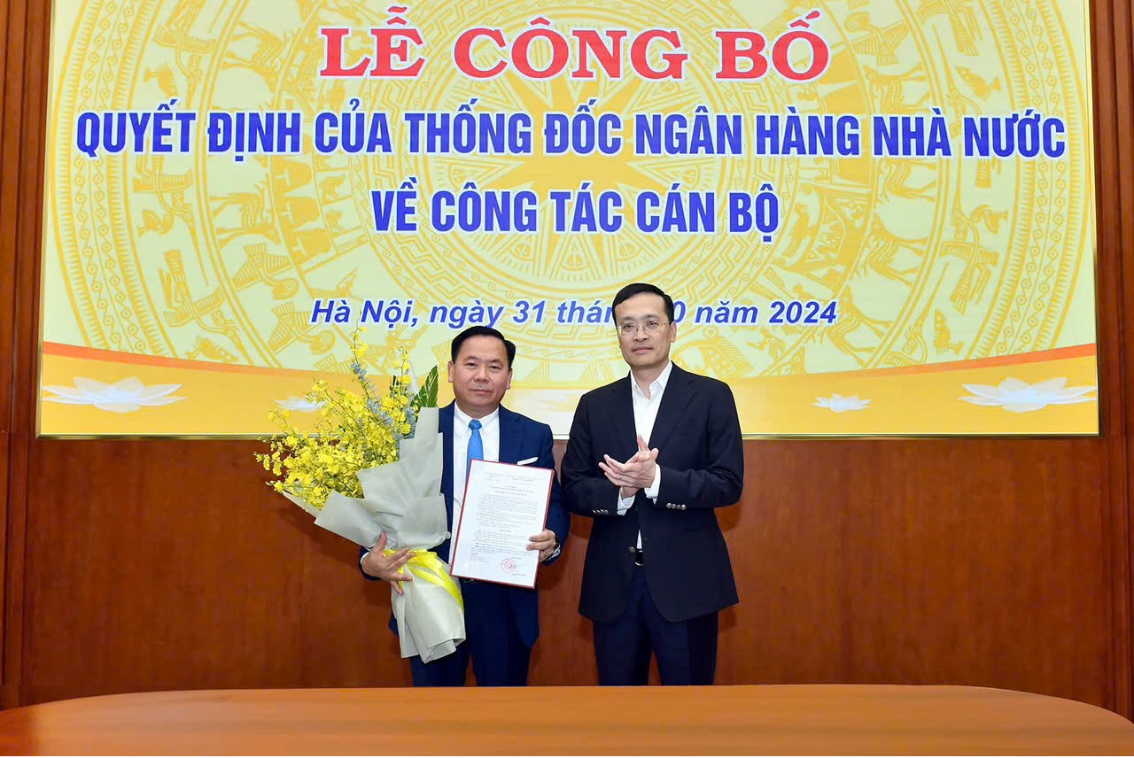 Trao Quyet dinh Quyen Chanh thanh tra giam sat ngan hang doi voi ong Lai Huu Phuoc.png