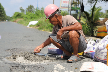 Dưới nắng chói chang, ông lão U80 ở Cần Thơ miệt mài làm một việc giúp đời