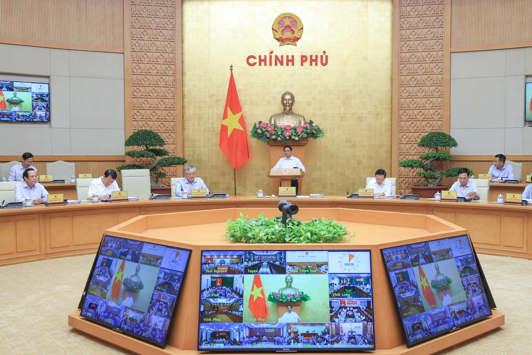 Tinh gọn bộ máy, thực hiện có lộ trình giảm hợp lý số lượng bộ, ngành