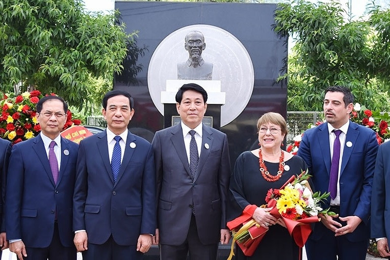 Chủ tịch nước Lương Cường đặt vòng hoa tưởng niệm Chủ tịch Hồ Chí Minh tại Chile