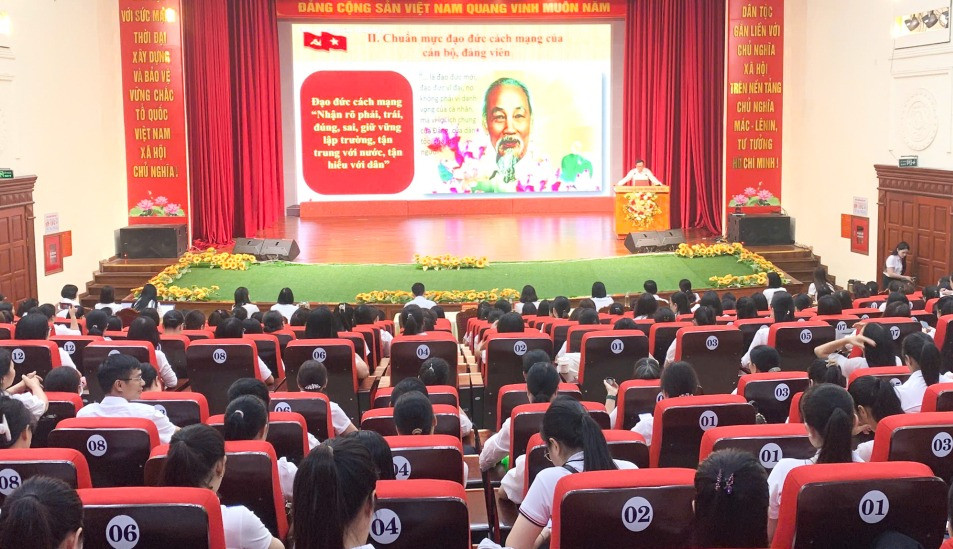 Hội nghị bồi dưỡng chính trị hè 2024 và tập huấn chuyển đối số cho giáo viên, cán bộ quản lý giáo dục TP Móng Cái (tháng 8/2024).