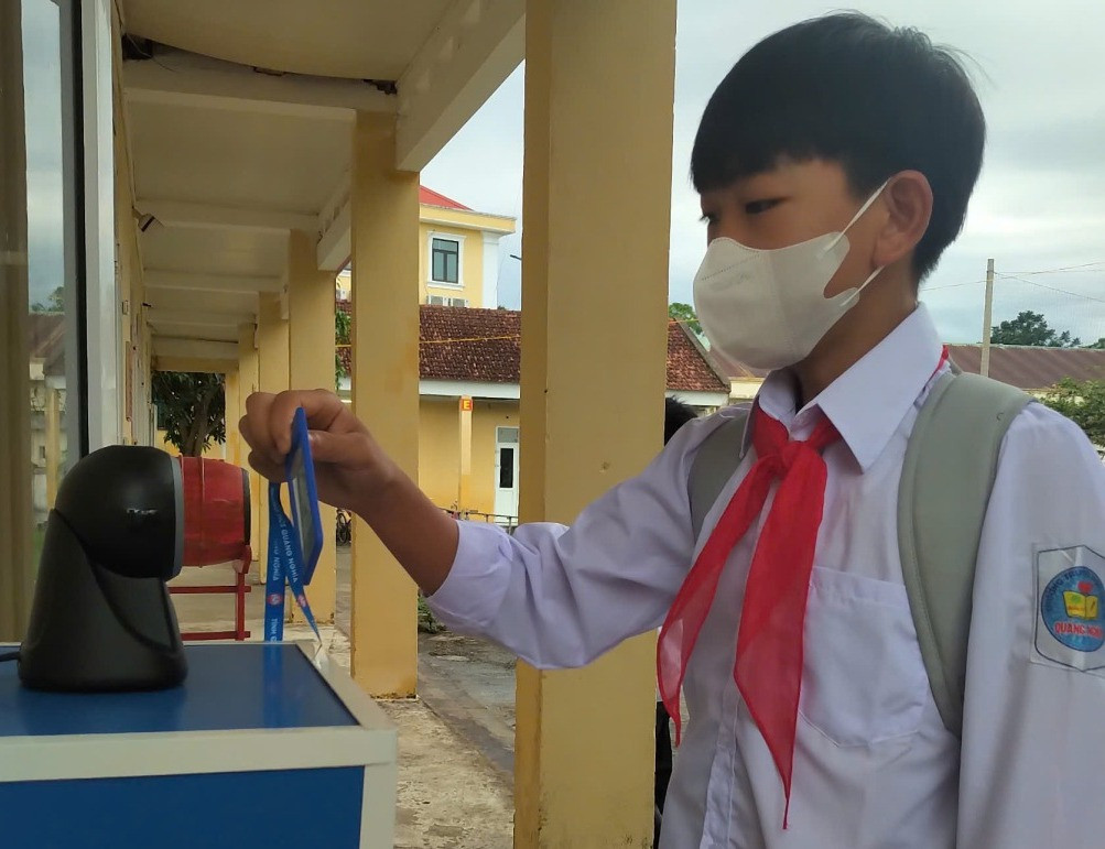 “Điểm danh việc đến và rời trường bằng quét thẻ học sinh có gắn mã QR” ở trường THCS Quảng Nghĩa. Ảnh: Thu Hằng (TTT&VH TP Móng Cái)