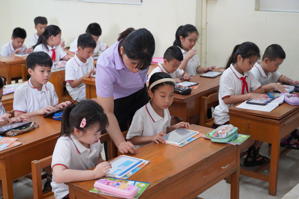 Học sinh trường Tiểu học Lý Tự Trọng (TP Móng Cái) sử dụng máy tính bảng trong tiết học CNTT.