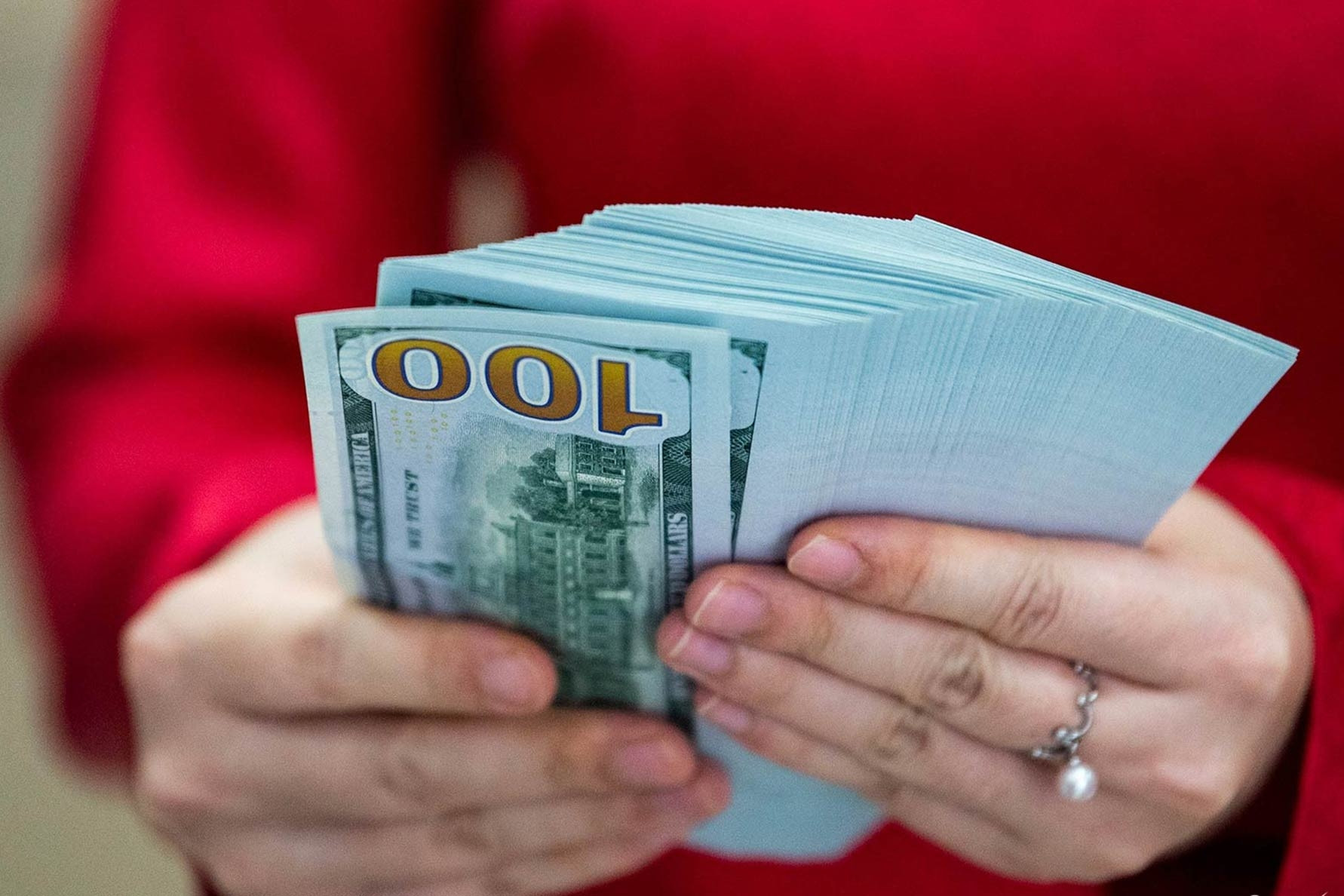 Giá USD ngân hàng tiếp đà suy yếu