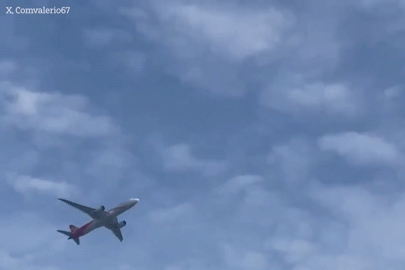 Khoảnh khắc động cơ máy bay chở 249 khách bốc cháy giữa trời vì va phải chim