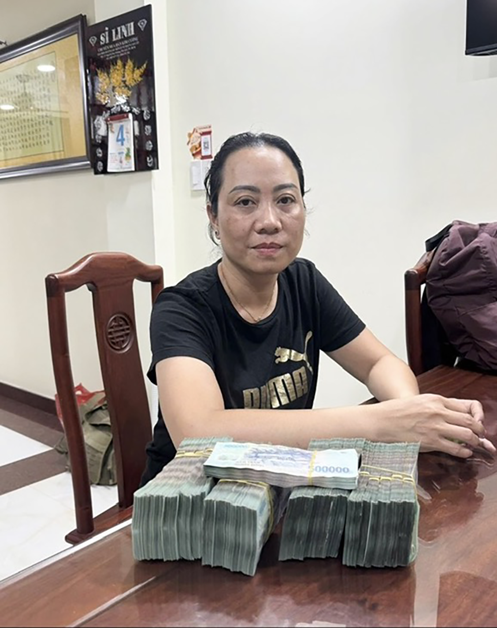 Bắt 2 người phụ nữ trong vụ chuyển hơn 700 viên kim cương vào Việt Nam kim cuong 2.png