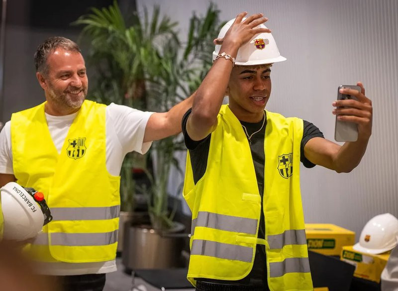 Lamine Yamal Hansi Flick EFE.jpg