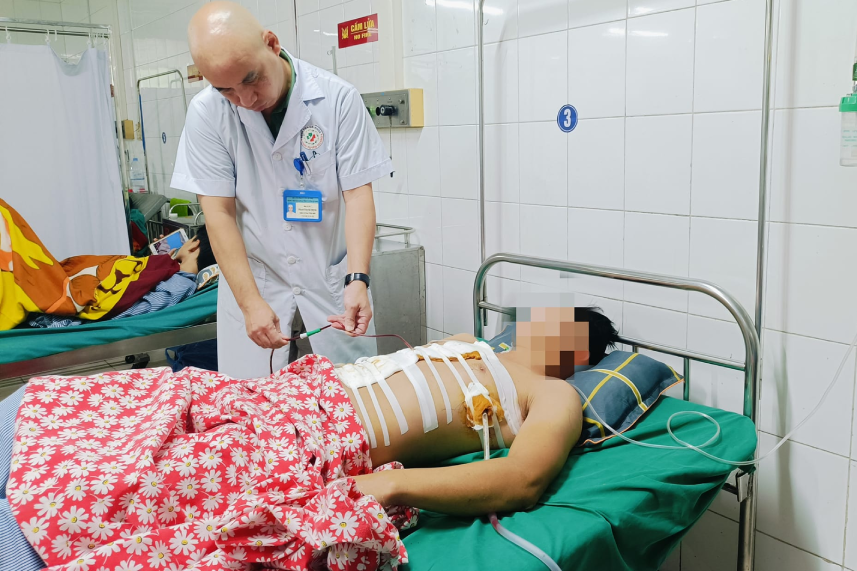 Người đàn ông cấp cứu trong nguy kịch, nhiều vết thương thấu nội tạng