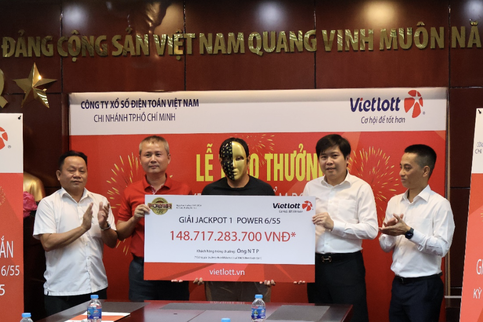 Người đàn ông ở TPHCM nhận độc đắc Vietlott gần 149 tỷ đồng