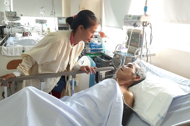 Người phụ nữ bán vé số khẩn khoản xin hỗ trợ viện phí cho anh trai