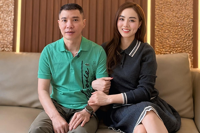 NSND Công Lý tươi tắn bên vợ trẻ, MC Mai Ngọc VTV đẹp nền nã