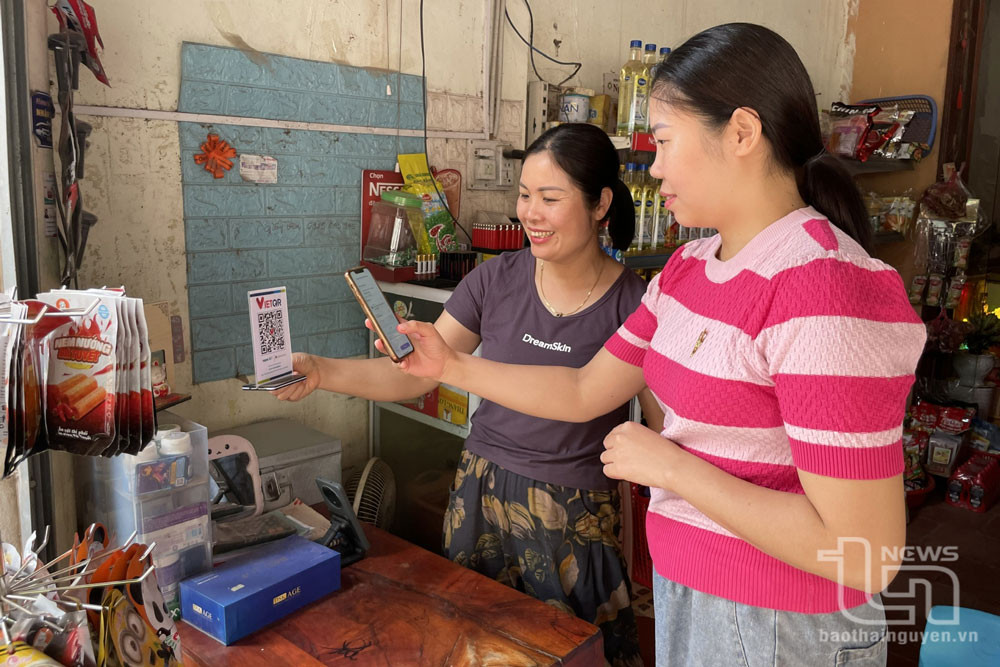 Hầu hết tiểu thương tại các chợ truyền thống, cơ sở kinh doanh dịch vụ trên địa bàn Phú Bình&nbsp;đã ứng dụng thanh toán không dùng tiền mặt.