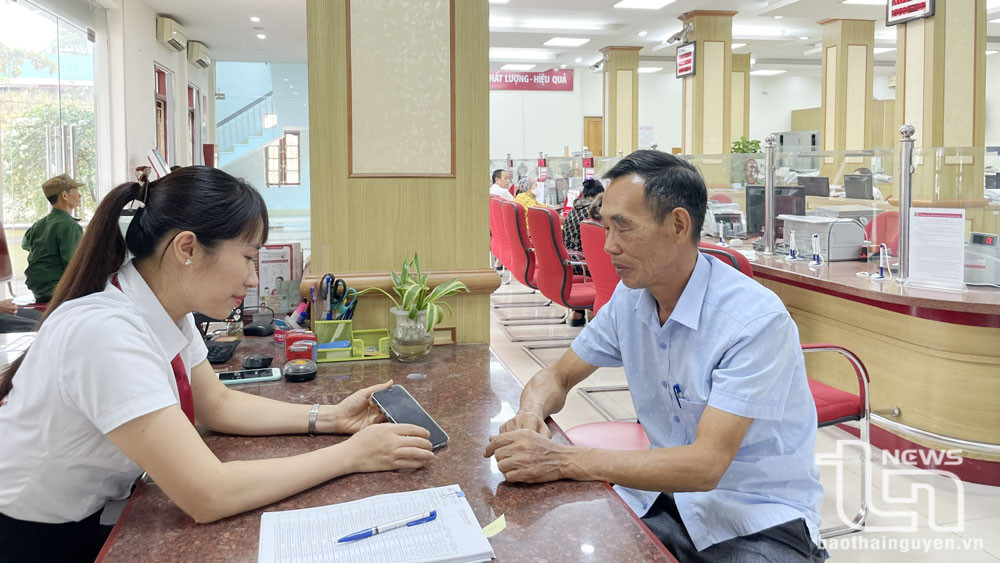 Cán bộ Agribank Phú Bình hướng dẫn người dân sử dụng ngân hàng điện tử.