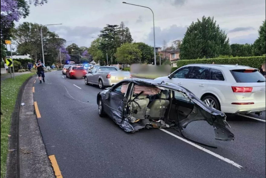 Tại nạn nghiệm trọng, chiếc Mazda bị gãy đôi  1.png