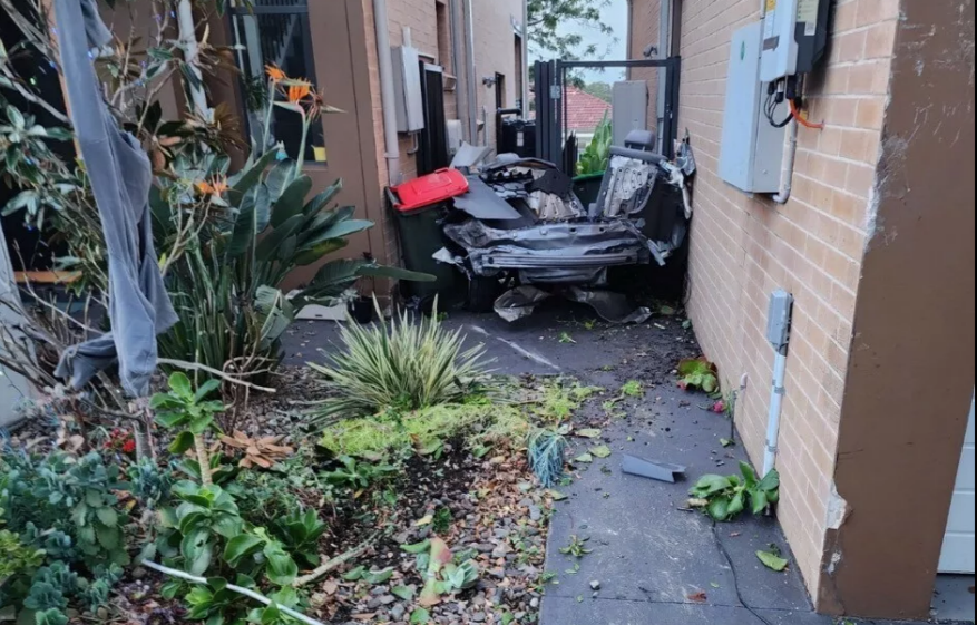 Tại nạn nghiệm trọng, chiếc Mazda bị gãy đôi 2.png