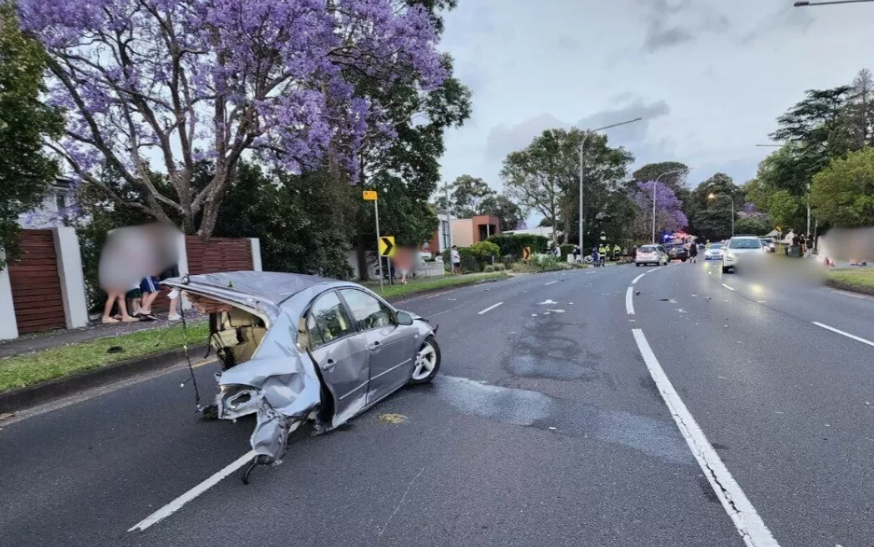 Tại nạn nghiệm trọng, chiếc Mazda bị gãy đôi 3.png