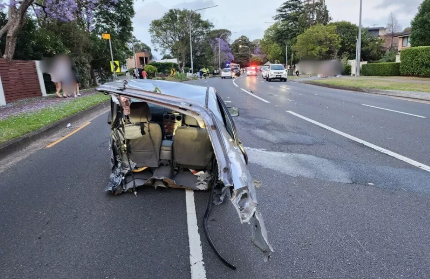 Tại nạn nghiệm trọng, chiếc Mazda bị gãy đôi 4.png