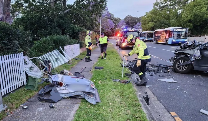 Tại nạn nghiệm trọng, chiếc Mazda bị gãy đôi 5.png