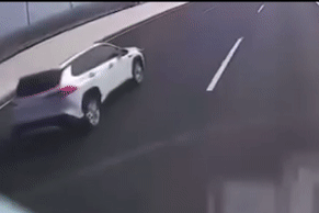 Thời điểm xe Porsche đâm va, bốc cháy ngùn ngụt trên cao tốc Hà Nội - Hải Phòng