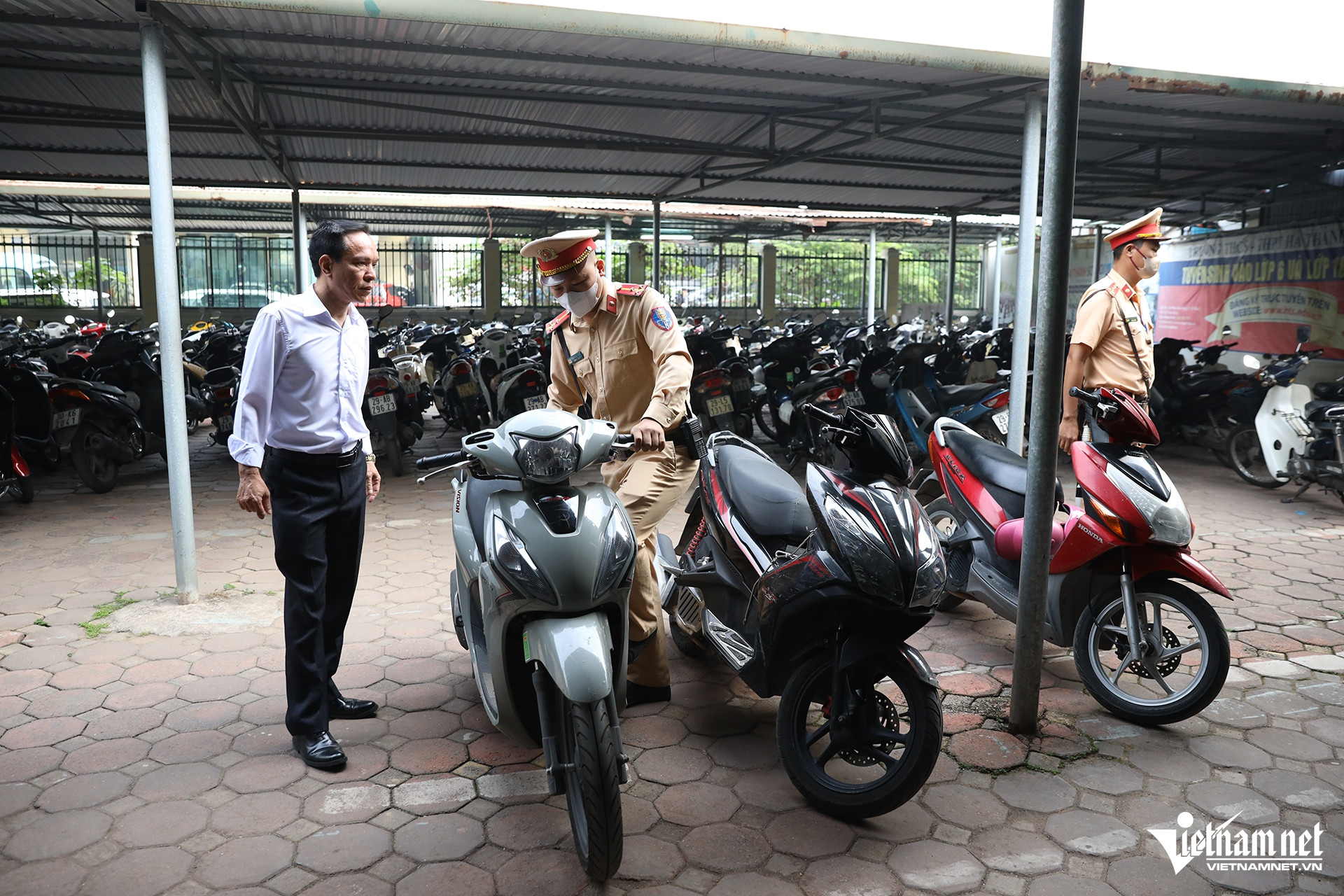 Công an kiểm tra bãi xe trường học, phụ huynh tìm cách 'tẩu tán' xe máy cho con - 1