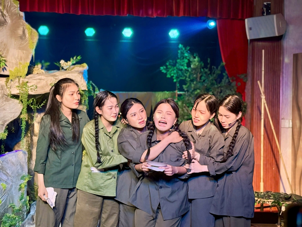 NSND Trịnh Kim Chi không kìm được nước mắt khi tập vở kịch 'Ngày ấy cổng trời'