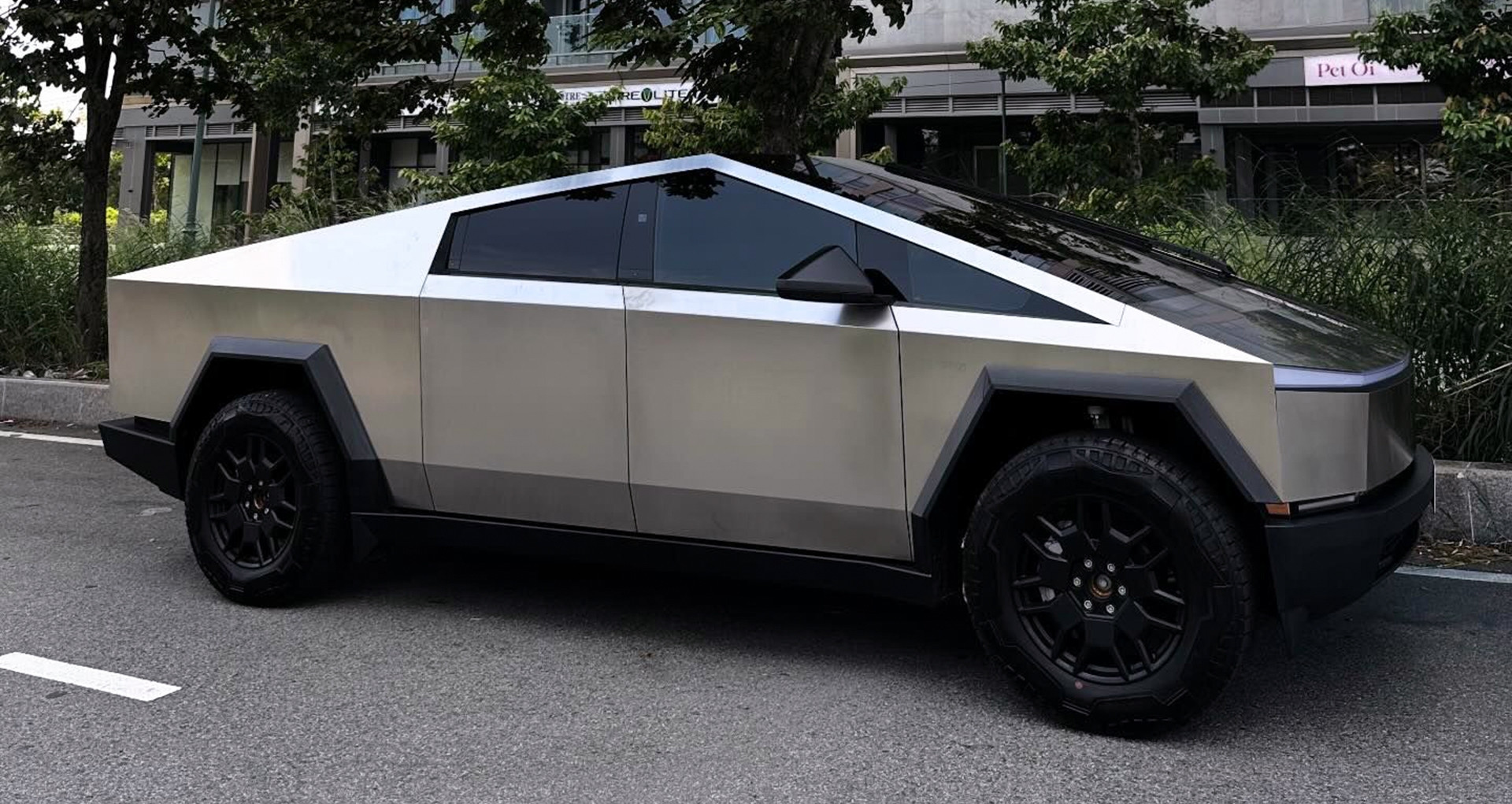 Hai đại gia Việt chịu chơi mua bán tải điện Tesla Cybertruck, giá trên 5 tỷ đồng