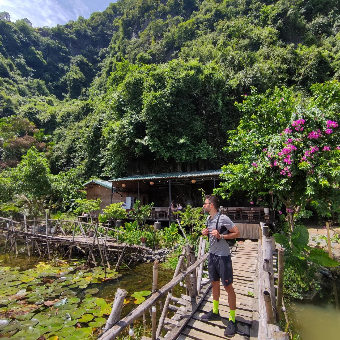 khach Tay du lich Ninh Binh 0 .jpg