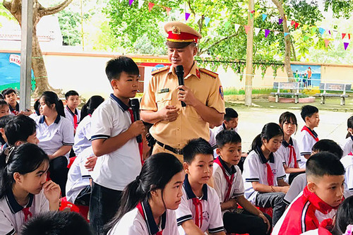 Lạng Sơn lắp hàng trăm biển báo giao thông tại trường học, khu dân cư