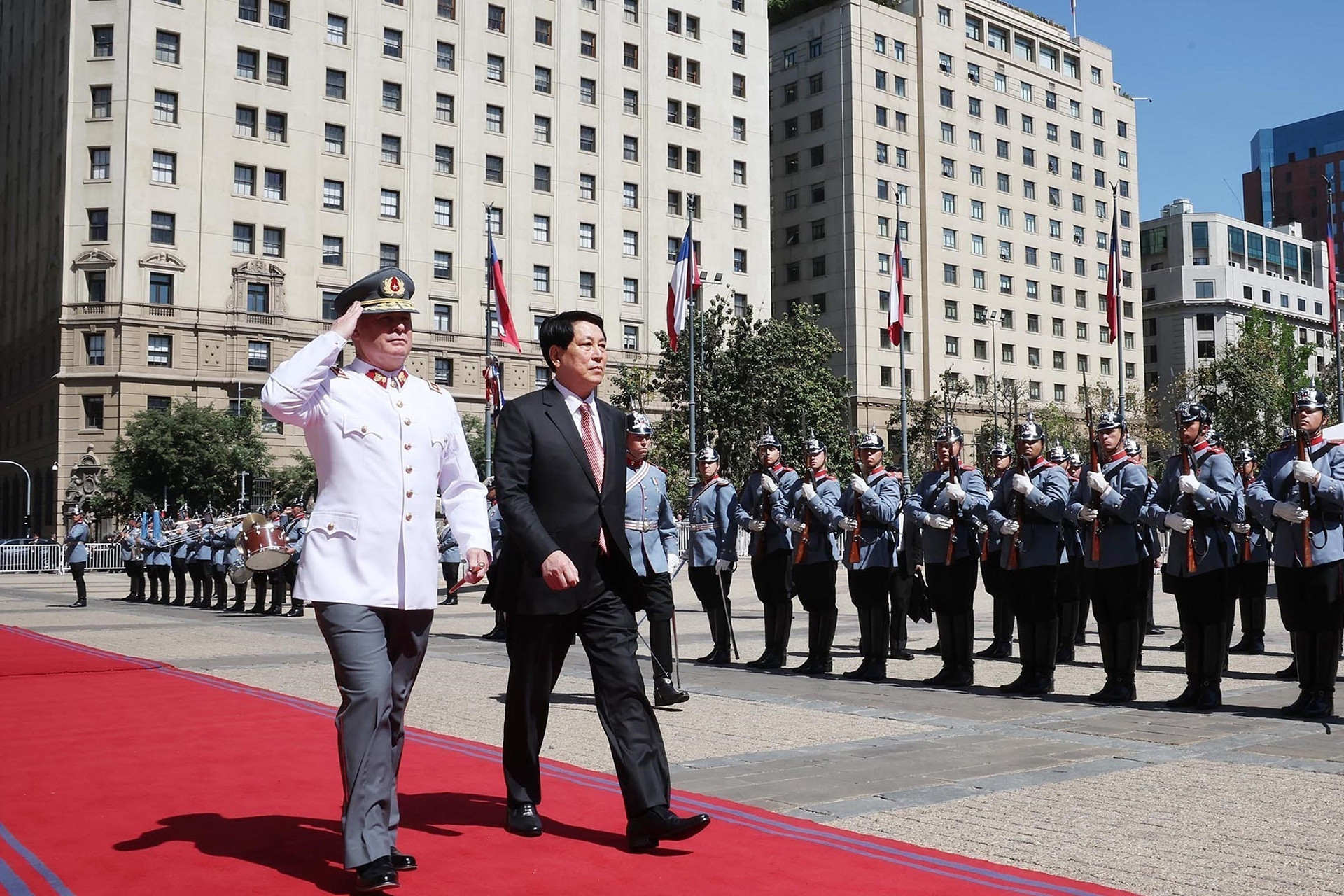 Tổng thống Chile Gabriel Boric chủ trì lễ đón, hội đàm cùng Chủ tịch nước Lương Cường