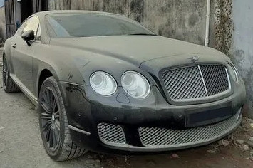 Xe siêu sang Bentley Continental GT trị giá hàng tỷ đồng bị bỏ rơi bên lề đường