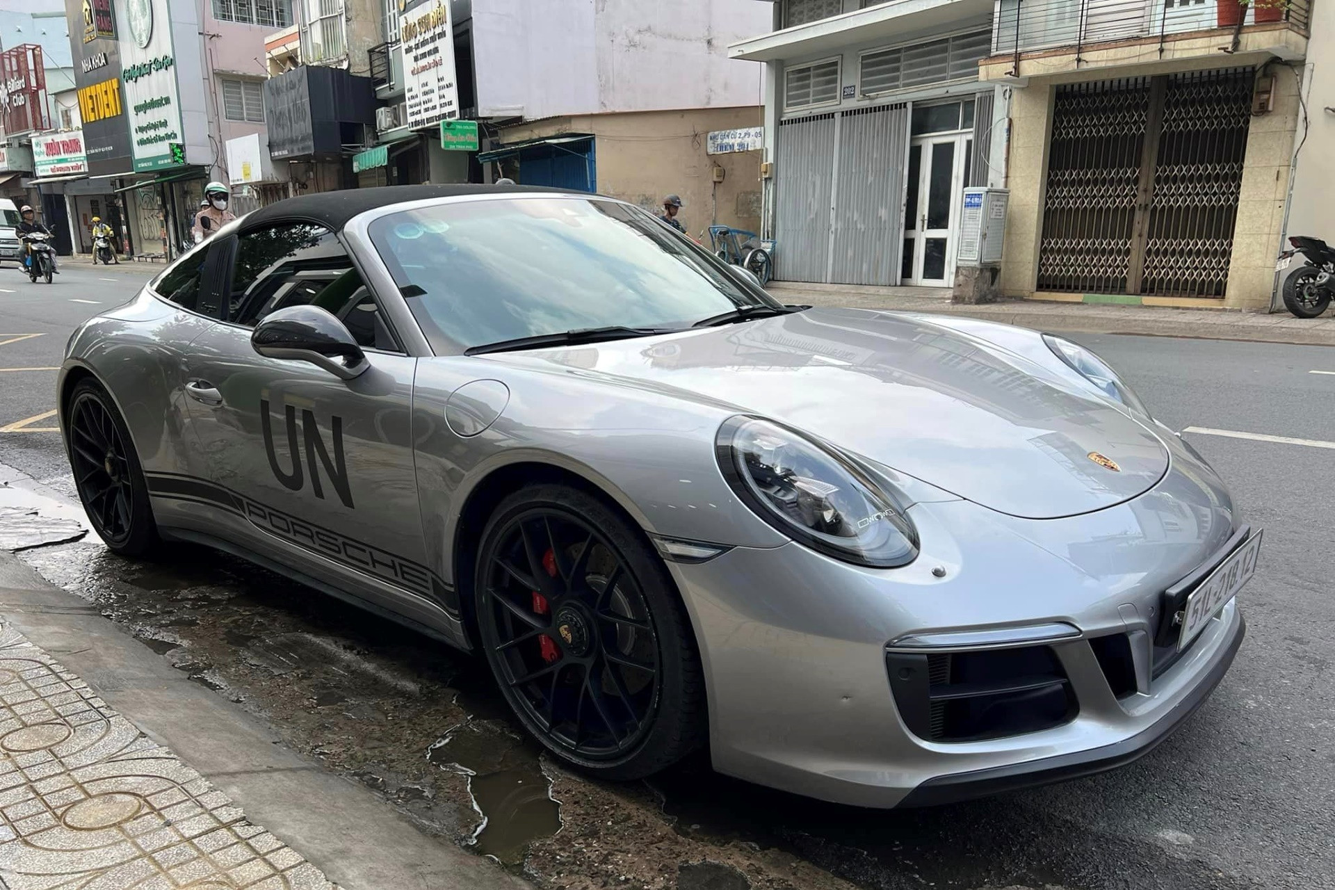 Ông Đặng Lê Nguyên Vũ mua lại xe thể thao Porsche 911 từng của Novaland