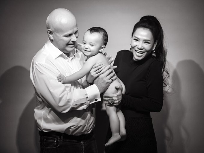 Thu Minh va gia dinh.jpg