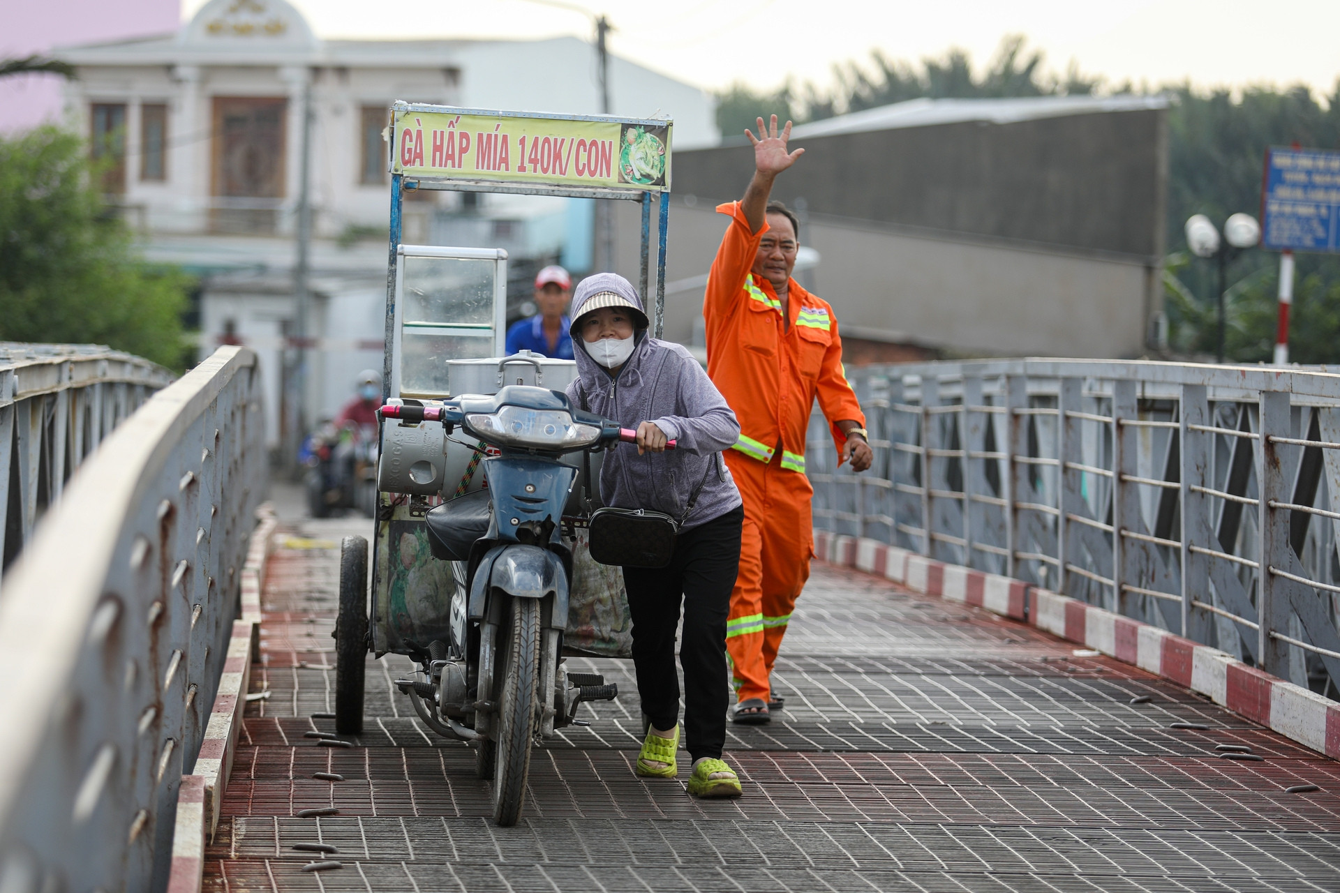 2 cầu sắt hơn 50 năm tuổi xuống cấp nghiêm trọng ở TPHCM