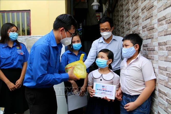 Tặng sổ tiết kiệm cho trẻ em mồ côi là con người lao động tử vong do bão số 3
