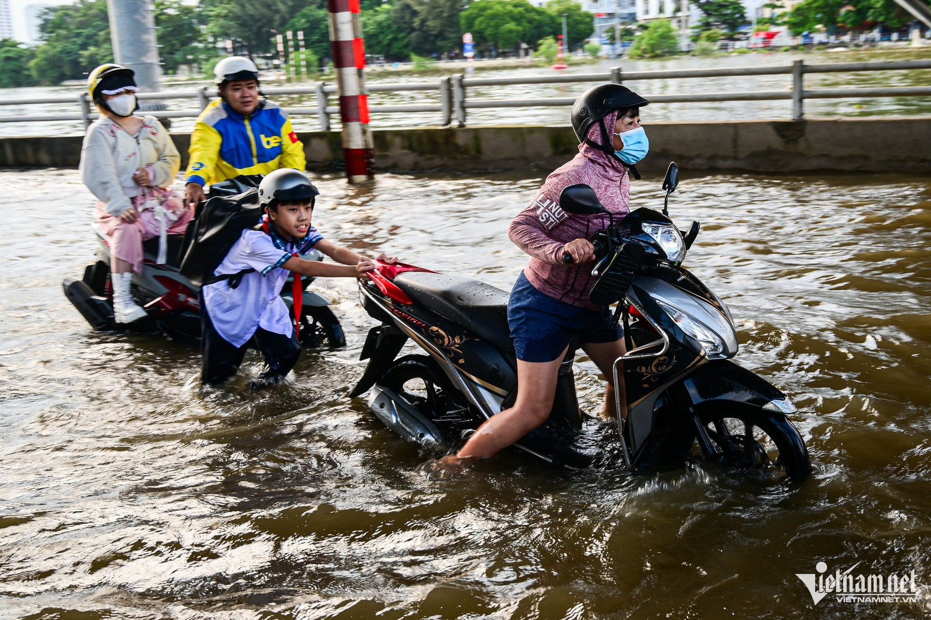 Đỉnh triều cường vượt báo động 3, TPHCM nguy cơ ngập sâu nhiều nơi