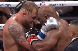 Mike Tyson thua Jake Paul trong trận đấu 80 triệu USD